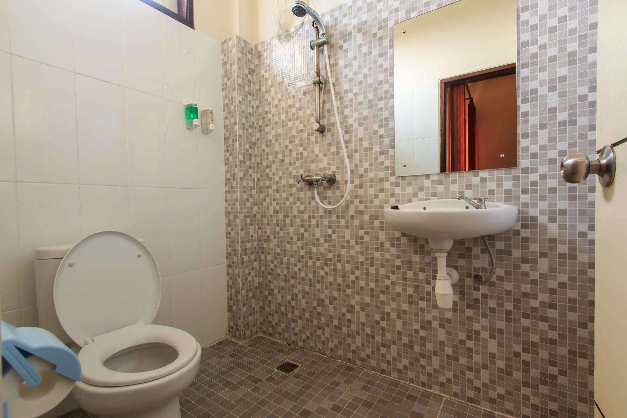 Ivanka Airport Inn Kuta Lombok Eksteriør billede
