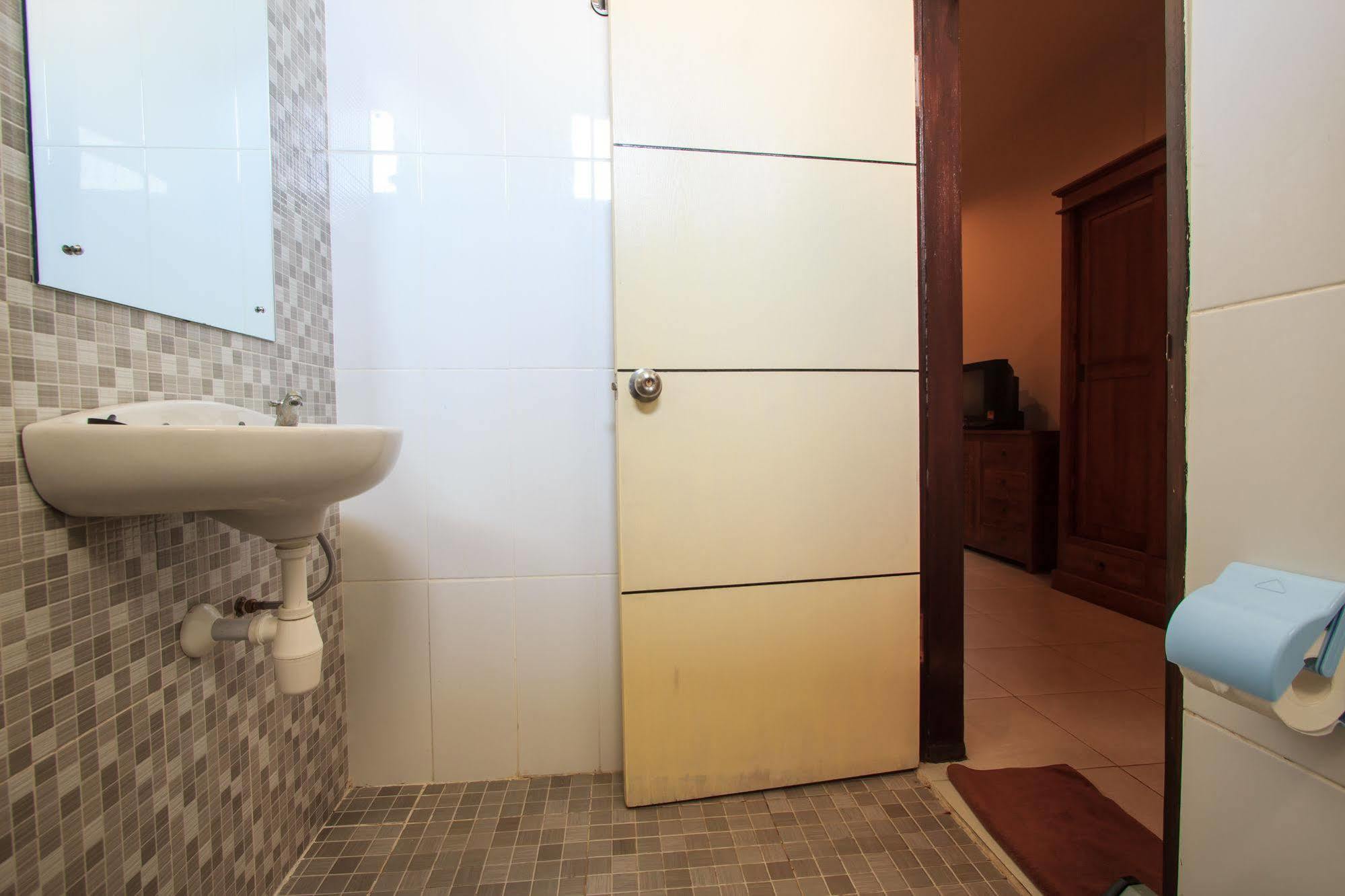 Ivanka Airport Inn Kuta Lombok Eksteriør billede
